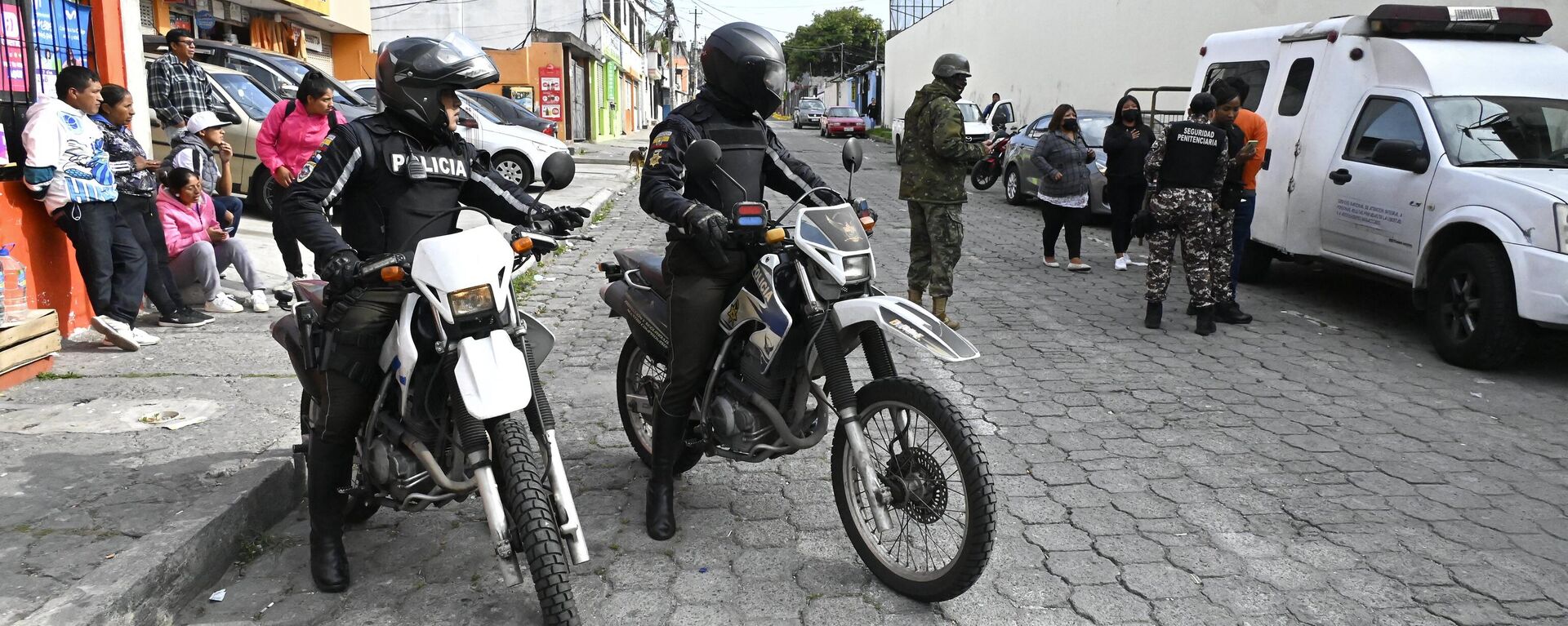 Soldados y policías escoltan a un prisionero (de naranja) a la corte, fuera de la prisión Pichincha 1 en Quito, el 8 de noviembre de 2022  - Sputnik Mundo, 1920, 13.06.2023