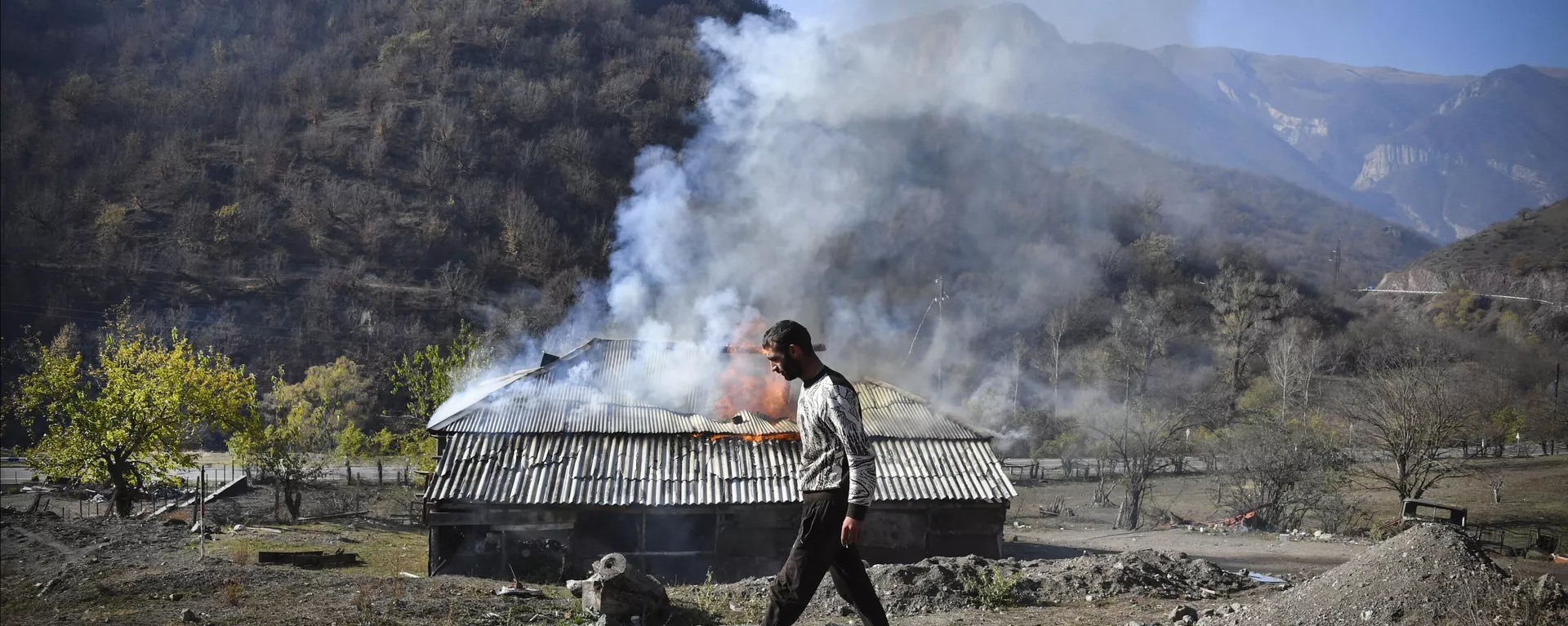 Un hombre observa cómo arde una casa a las afueras de la ciudad de Kalbajar, el 14 de noviembre de 2020, durante el conflicto militar entre Armenia y Azerbaiyán por la región separatista de Nagorno Karabaj. Un hombre observa cómo arde una casa a las afueras de la ciudad de Kalbajar, el 14 de noviembre de 2020, durante el conflicto militar entre Armenia y Azerbaiyán por la región separatista de Nagorno Karabaj. - Sputnik Mundo, 1920, 15.06.2023