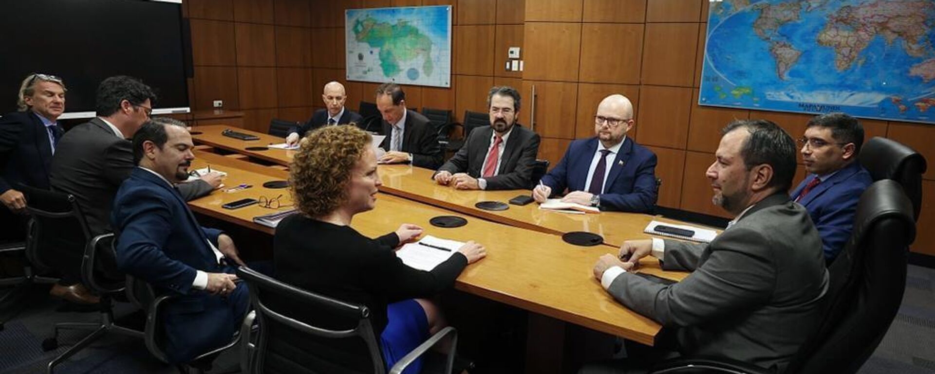 A la derecha, el canciller venezolano Yvan Gil con representantes de la UE - Sputnik Mundo, 1920, 15.06.2023