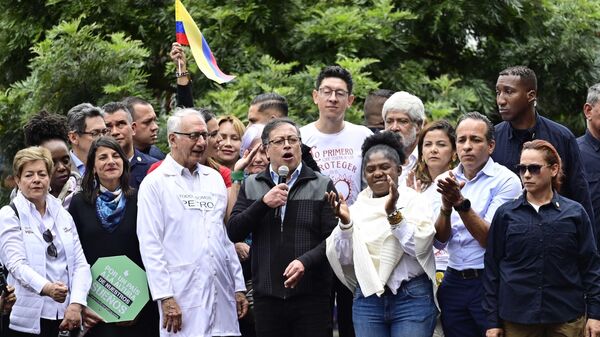 El presidente Gustavo Petro y la vicepresidenta Francia Márquez en Bogotá - Sputnik Mundo