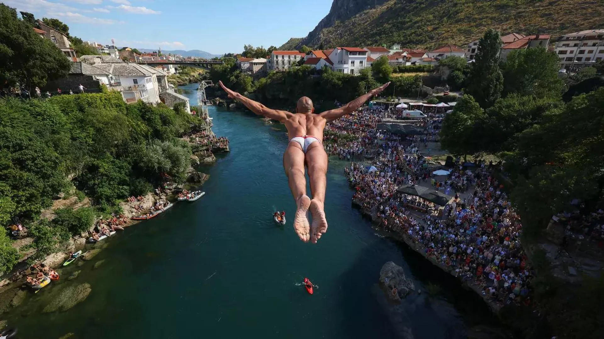 Saltando desde el Puente Viejo en Bosnia. Bosnia y Herzegovina 