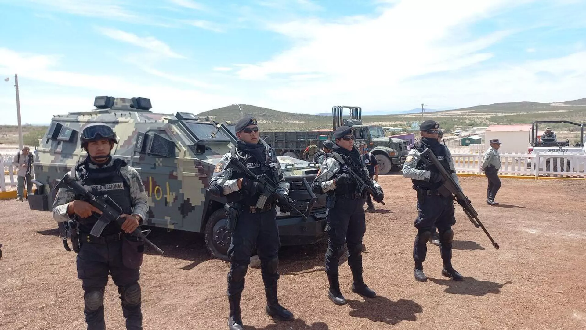 Elementos de la Guardia Nacional muestran su equipo frente a un vehículo decomisado a grupos criminales. Elementos de la Guardia Nacional muestran su equipo frente a un vehículo decomisado a grupos criminales. - Sputnik Mundo, 1920, 15.06.2023