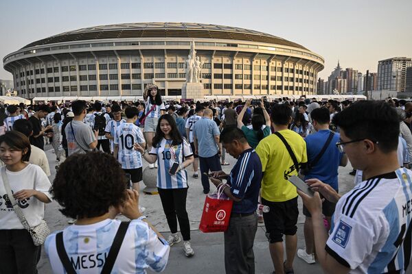 Debido a la excesiva atención de los aficionados, a la Pulga le costó salir del hotel. Sin embargo, eso no impidió que el capitán de la albiceleste marcara el gol más rápido de su carrera. - Sputnik Mundo