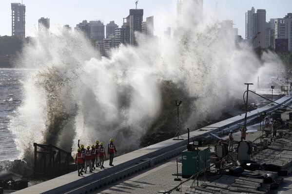 Unos trabajadores de la carretera en un muelle de Bombay (la India). - Sputnik Mundo