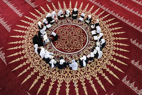 Niñas palestinas en una clase de Corán en un campamento de verano en una mezquita de la ciudad de Gaza. - Sputnik Mundo