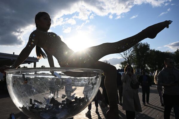 Una mujer en la inauguración de la nueva zona de playa Dream Beach Club en el parque temático Isla de los Sueños, Moscú (Rusia). - Sputnik Mundo