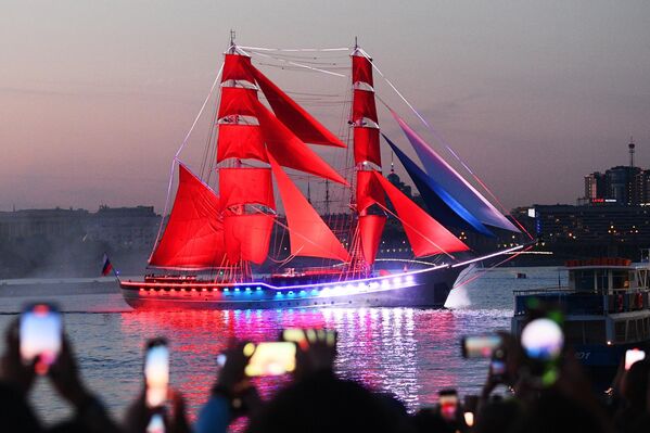 El bergantín Rusia durante el ensayo de la fiesta de los graduados de Velas Escarlata en San Petersburgo (Rusia). - Sputnik Mundo