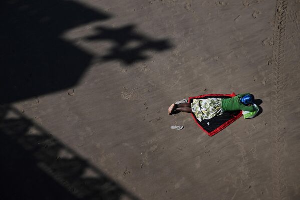 Una mujer en la playa de Blackpool, noroeste de Inglaterra. - Sputnik Mundo