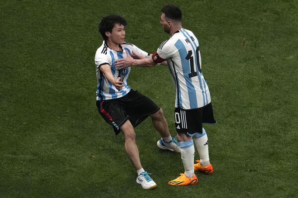 Un aficionado chino corrió al campo del estadio de los Trabajadores de Pekín durante un partido amistoso entre Argentina y Australia para abrazar a su ídolo, Lionel Messi. - Sputnik Mundo