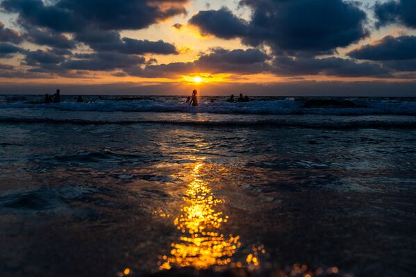 Unos niños pasean al atardecer por el oleaje de la playa de la ciudad de Gaza (Palestina). - Sputnik Mundo