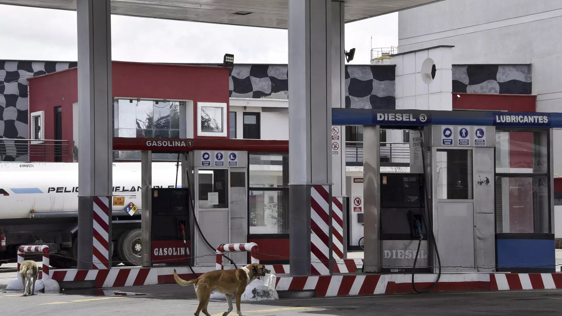 Estación de servicio de gasolina y gas vehicular, en El Alto, Bolivia 