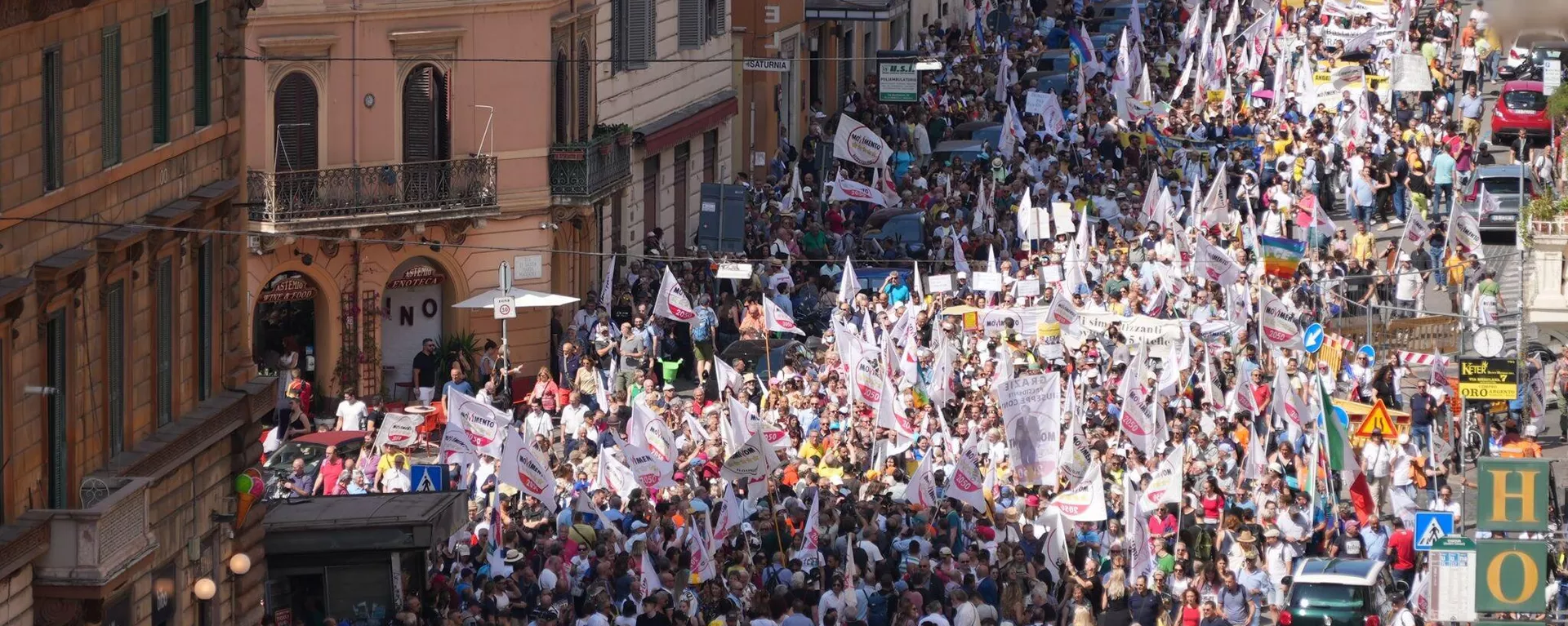 Miles de italianos marcharon para protestar por el apoyo de su Gobierno a Ucrania y el expansionismo de la OTAN Miles de italianos marcharon para protestar por el apoyo de su Gobierno a Ucrania y el expansionismo de la OTAN - Sputnik Mundo, 1920, 17.06.2023