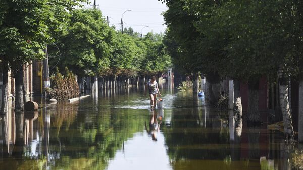 Las inundaciones provocadas por el colapso de la presa hidroeléctrica de Kajovka - Sputnik Mundo