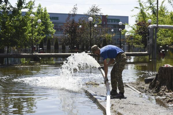 La agricultura se vio gravemente afectada. Las cosechas de este año perecieron y las de años futuros también están comprometidas, ya que el agua arrasó la capa fértil del suelo. En la foto: bombeo de agua en una de las calles de Gólaya Pristan, región de Jersón. - Sputnik Mundo