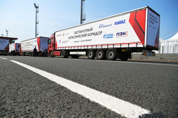 El inicio del tránsito de vehículos pesados sin conductor en la autopista federal M-11 Neva tuvo lugar el 14 de junio, primer día del Foro Económico Internacional de San Petersburgo, y constituyó la primera fase del proyecto Corredores Logísticos no Tripulados. - Sputnik Mundo