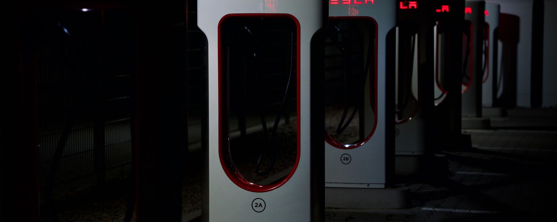Cargadores para un Tesla - Sputnik Mundo, 1920, 24.04.2025