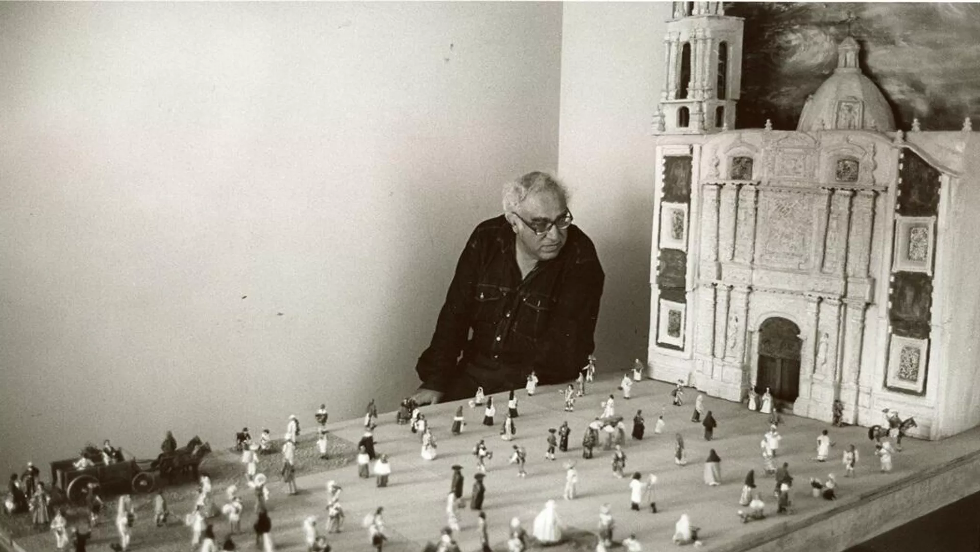 La retratista mexicana Graciela Iturbide firma esta captura de Monsiváis viendo la maqueta de un pueblo de México. La retratista mexicana Graciela Iturbide firma esta captura de Monsiváis viendo la maqueta de un pueblo de México.