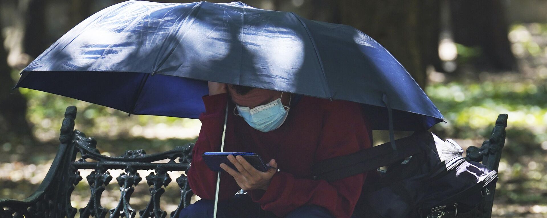 Una persona resguarda a la sombra en un día caluroso y soleado en el Parque de Chapultepec, en la Ciudad de México, el 13 de junio de 2023. - Sputnik Mundo, 1920, 07.12.2024