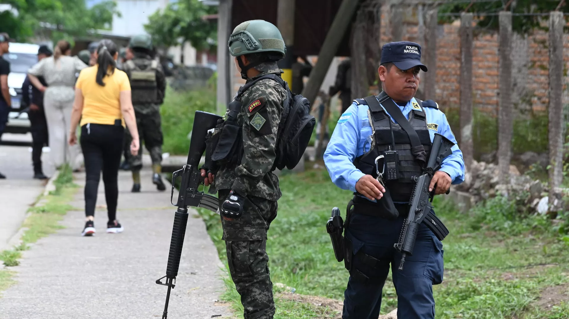 Un soldado hondureño y un miembro de la Policía Nacional de Honduras custodian las instalaciones de la prisión del Centro Femenino de Adaptación Social (CEFAS) tras un incendio provocado por una reyerta entre reclusas en Tamara Un soldado hondureño y un miembro de la Policía Nacional de Honduras custodian las instalaciones de la prisión del Centro Femenino de Adaptación Social (CEFAS) tras un incendio provocado por una reyerta entre reclusas en Tamara - Sputnik Mundo, 1920, 21.06.2023