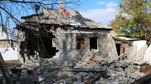 Consecuencias de los bombardeos en el distrito de Kúibishevski de Donetsk - Sputnik Mundo