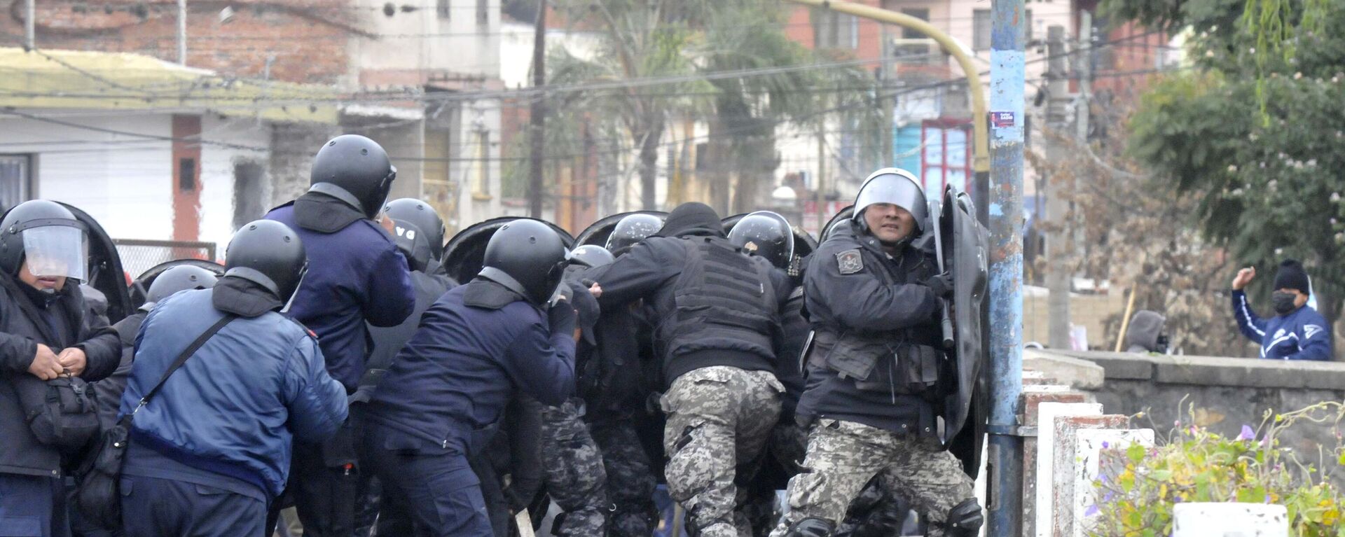 Efectivos policiales durante las protestas en Jujuy, Argentina - Sputnik Mundo, 1920, 21.06.2023