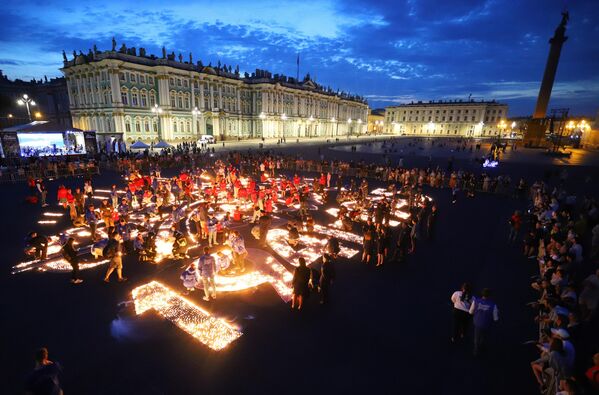 En Rusia y en más de 80 países de todo el mundo se celebran anualmente actos de duelo por el aniversario del estallido de la Gran Guerra Patria.En la foto: participantes en el acto de la Vela del Recuerdo en la plaza del Palacio de San Petersburgo. - Sputnik Mundo