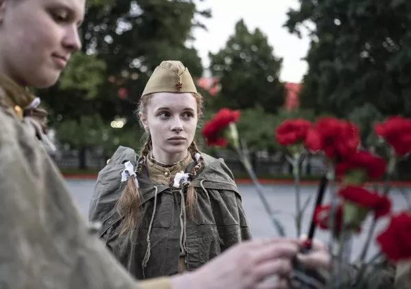 En los Jardines de Alejandro de Moscú se celebró el acto tradicional Guardia de la Memoria. Llama Eterna. En los Jardines de Alejandro de Moscú se celebró el acto tradicional Guardia de la Memoria. Llama Eterna. - Sputnik Mundo