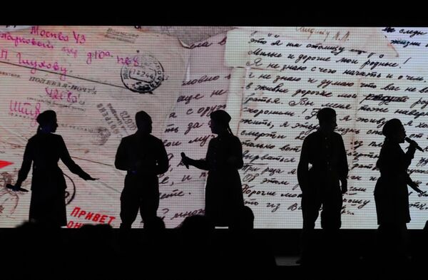 Participantes en un concierto con motivo del Día de la Memoria y el Duelo en la plaza del Palacio de San Petersburgo. - Sputnik Mundo