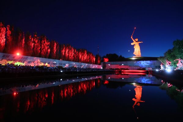 Se encendieron velas en el cerro Mamáyev Kurgan de Volgogrado como parte de la campaña patriótica Mañana fue la guerra. - Sputnik Mundo