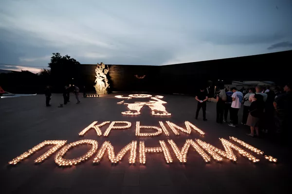 El acto internacional Imágenes ardientes de la guerra, programado para coincidir con el Día de la Memoria y el Duelo, en el Monumento a las Víctimas de la Ocupación Nazi de Crimea, en el pueblo de Mírnoye, cerca de Simferópol. El acto internacional Imágenes ardientes de la guerra, programado para coincidir con el Día de la Memoria y el Duelo, en el Monumento a las Víctimas de la Ocupación Nazi de Crimea, en el pueblo de Mírnoye, cerca de Simferópol. - Sputnik Mundo