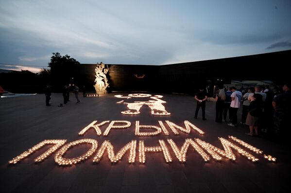 El acto internacional Imágenes ardientes de la guerra, programado para coincidir con el Día de la Memoria y el Duelo, en el Monumento a las Víctimas de la Ocupación Nazi de Crimea, en el pueblo de Mírnoye, cerca de Simferópol. - Sputnik Mundo