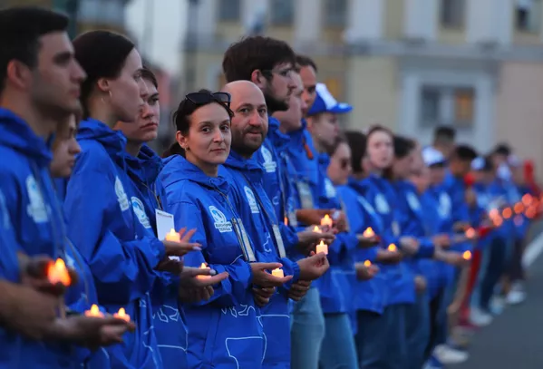 Participantes en el acto Vela del Recuerdo en la plaza del Palacio de San Petersburgo. Participantes en el acto Vela del Recuerdo en la plaza del Palacio de San Petersburgo. - Sputnik Mundo