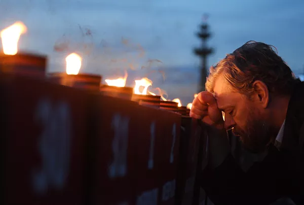 El acto de la Línea de la Memoria se celebró en el Muelle de Crimea de Moscú. Voluntarios y participantes encendieron 1.418 velas, cada una simbolizando un día de la Gran Guerra Patria. El acto de la Línea de la Memoria se celebró en el Muelle de Crimea de Moscú. Voluntarios y participantes encendieron 1.418 velas, cada una simbolizando un día de la Gran Guerra Patria. - Sputnik Mundo