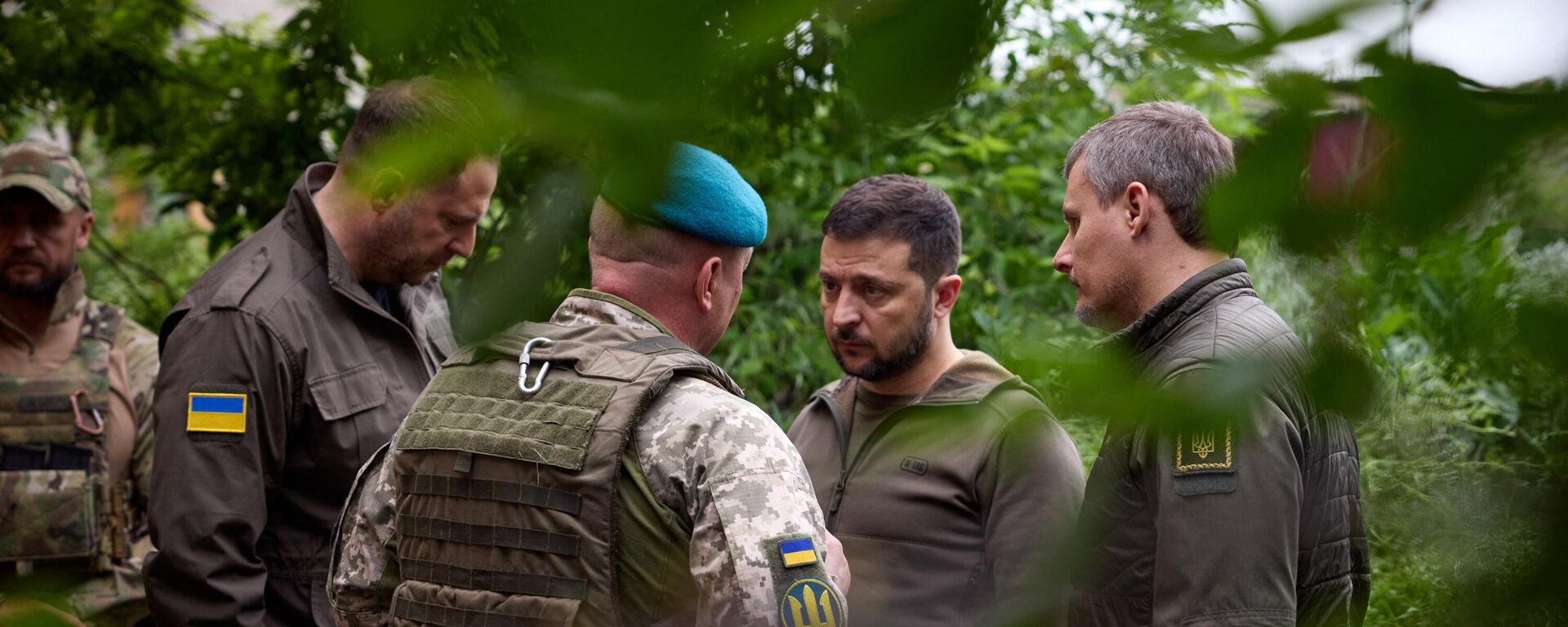 El presidente ucraniano, Volodímir Zelenski, hablacon oficiales durante su visita a las posiciones avanzadas de las Fuerzas Armadas de Ucrania en la zona de defensa de Vugledar-Maryinka, región de Donetsk, el 23 de mayo de 2023  - Sputnik Mundo, 1920, 22.06.2023