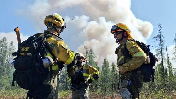 Bomberos españoles combaten los incendios en Canadá  - Sputnik Mundo