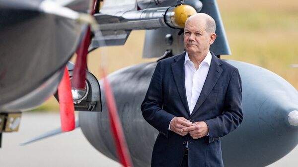 El canciller alemán, Olaf Scholz, junto a un avión alemán ECR Tornado en la base aérea militar de Jagel, sur de Alemania, durante el ejercicio Air Defender 2023 el 16 de junio de 2023. - Sputnik Mundo