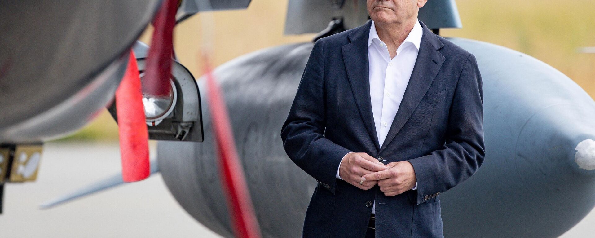 El canciller alemán, Olaf Scholz, junto a un avión alemán ECR Tornado en la base aérea militar de Jagel, sur de Alemania, durante el ejercicio Air Defender 2023 el 16 de junio de 2023. - Sputnik Mundo, 1920, 23.06.2023