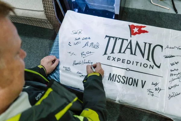 Hamis Harding firma la bandera de expedición. Hamis Harding firma la bandera de expedición. - Sputnik Mundo