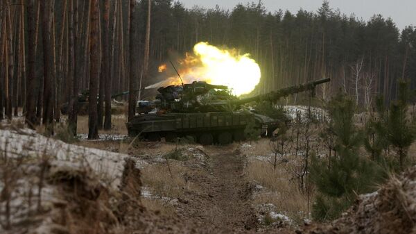 Un tanque del Ejército ucraniano en la región de Lugansk, en enero de 2021 - Sputnik Mundo