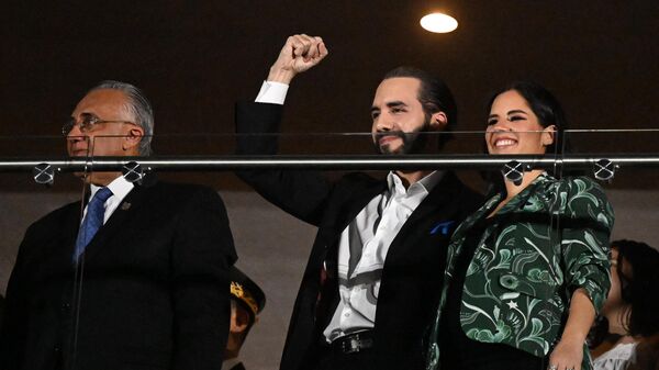 Luis Mejía, presidente del Centro Caribe Sport, el presidente salvadoreño Nayib Bukele y su esposa Gabriela Bukele asisten a la ceremonia de inauguración de los XXIV Juegos Centroamericanos y del Caribe. - Sputnik Mundo