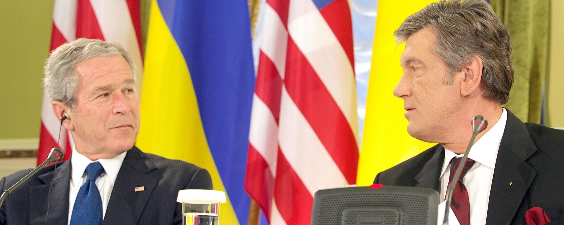 George W. Bush, ex-presidente de EEUU, con Victor Yúshchenko, ex-presidente de Ucrania durante su encuentro en Kiev - Sputnik Mundo, 1920, 24.06.2023