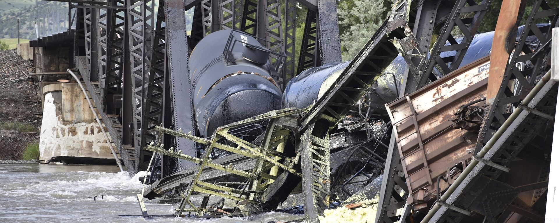 Varios vagones de tren sumergidos en el río Yellowstone después del colapso de un puente cerca de Columbus, en el estado de Montana - Sputnik Mundo, 1920, 25.06.2023