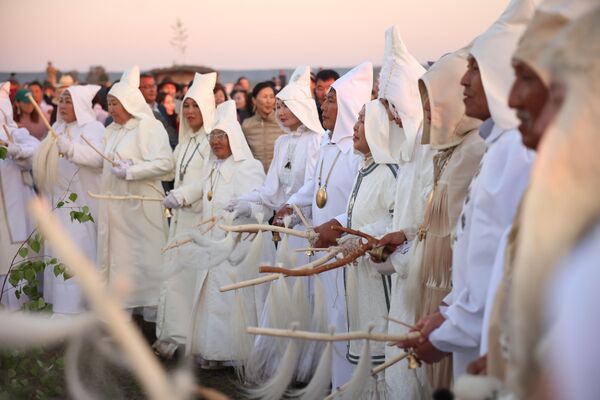 Los yakutos creen que el primer ser vivo de la Tierra fue el caballo, del que descendieron muchas naciones. Cada año, en junio, las comunidades yakutas celebran un festival llamado Ysyakh Tuymaady, dedicado a este animal. En la foto: participantes en el festival nacional Ysyakh Tuymaady en el complejo ritual de Us Khatyn, en Yakutia. - Sputnik Mundo