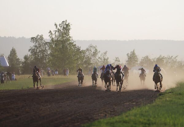 Carreras de caballos como parte del festival Ysyakh Tuymaady en el complejo ceremonial de Us Khatyn. - Sputnik Mundo