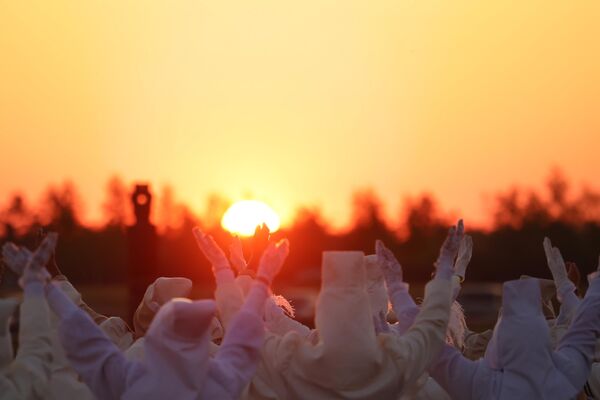 El rito principal de bendición se celebra tradicionalmente al amanecer. - Sputnik Mundo