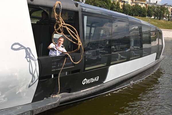 Los moscovitas se mostraron muy agradecidos por la aparición de un nuevo medio de transporte en la ciudad. El río atraviesa Moscú en el corazón de la urbe, y llegar de un extremo a otro de la metrópoli suele ser mucho más fácil y rápido por agua. - Sputnik Mundo