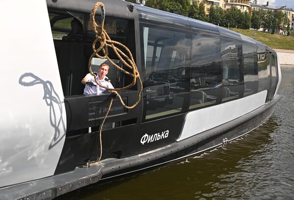 Los moscovitas se mostraron muy agradecidos por la aparición de un nuevo medio de transporte en la ciudad. El río atraviesa Moscú en el corazón de la urbe, y llegar de un extremo a otro de la metrópoli suele ser mucho más fácil y rápido por agua. - Sputnik Mundo