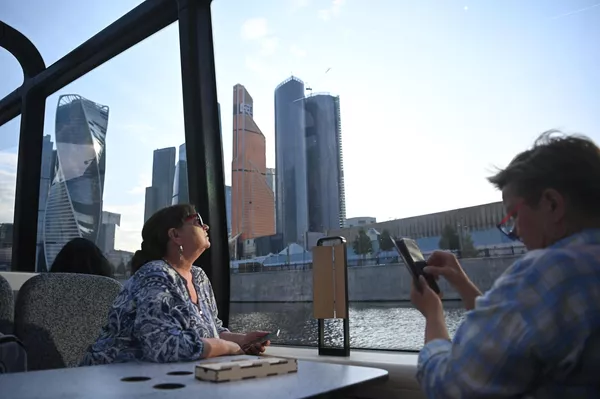 Pasajeros a bordo de un tranvía fluvial en Moscú. - Sputnik Mundo