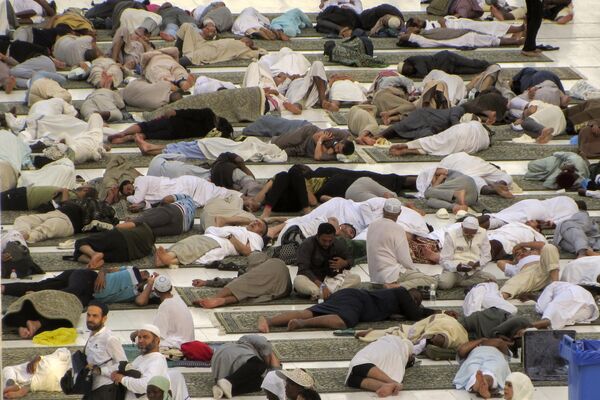 Tras la construcción de la Kaaba, un ángel acompañó a Adán al Monte Arafat y le explicó todos los rituales que debía realizar durante el hach.En la foto: participantes en el hach descansan en el patio de la Gran Mezquita de La Meca. - Sputnik Mundo