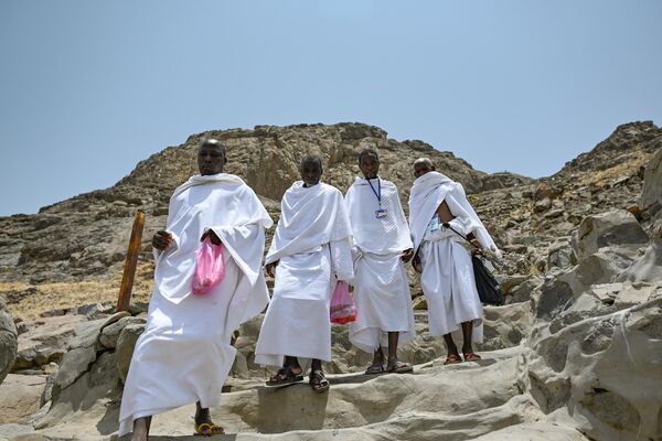 Cuando los creyentes proceden de diferentes países, se ayudan mutuamente en todo lo posible. En la foto: peregrinos descienden de la montaña Jabal Al Nour tras visitar la cueva de Hira en La Meca, Arabia Saudita. - Sputnik Mundo